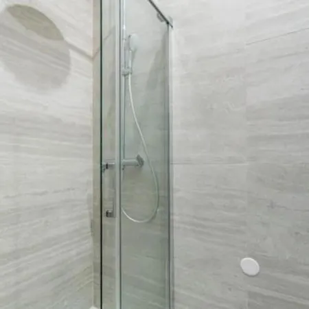 Bright, Air-conditioned In 17 Apartment